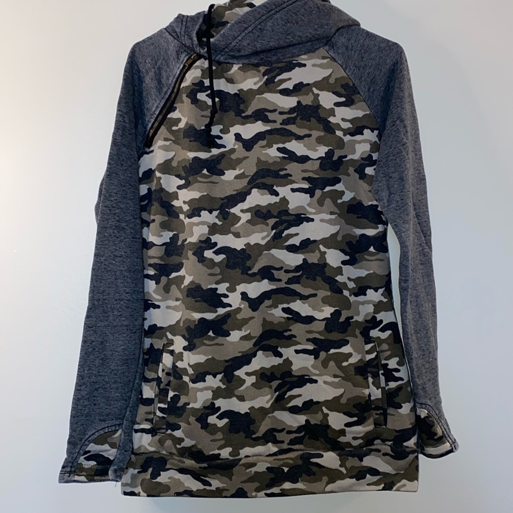 & Men’s Grey Green Camo Pullover Hoodie  with 2 Hoods Long Sleeve (Size Large)